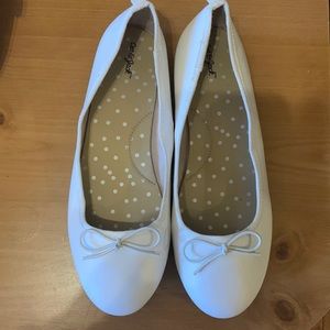 Girls Size 5 white ballet style dress shoes.  Worn twice.